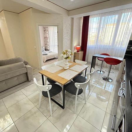 Cozy Two Bedroom Large Apartment คีชีเนา ภายนอก รูปภาพ