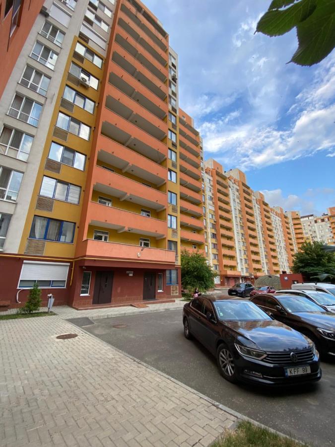 Cozy Two Bedroom Large Apartment คีชีเนา ภายนอก รูปภาพ