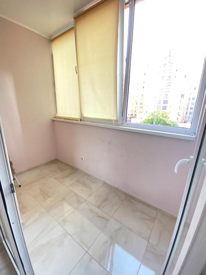 Cozy Two Bedroom Large Apartment คีชีเนา ภายนอก รูปภาพ