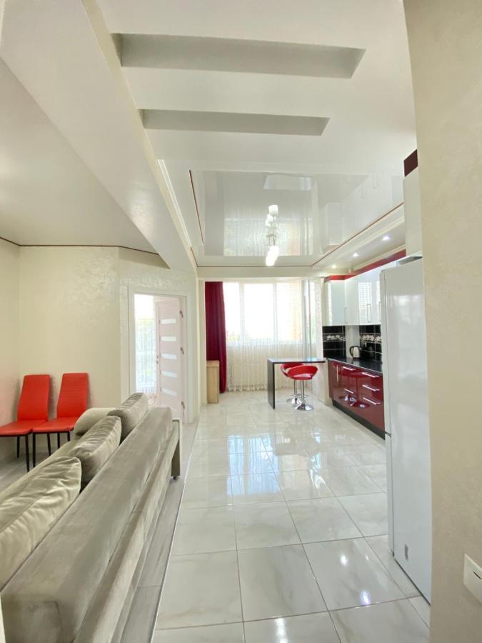 Cozy Two Bedroom Large Apartment คีชีเนา ภายนอก รูปภาพ