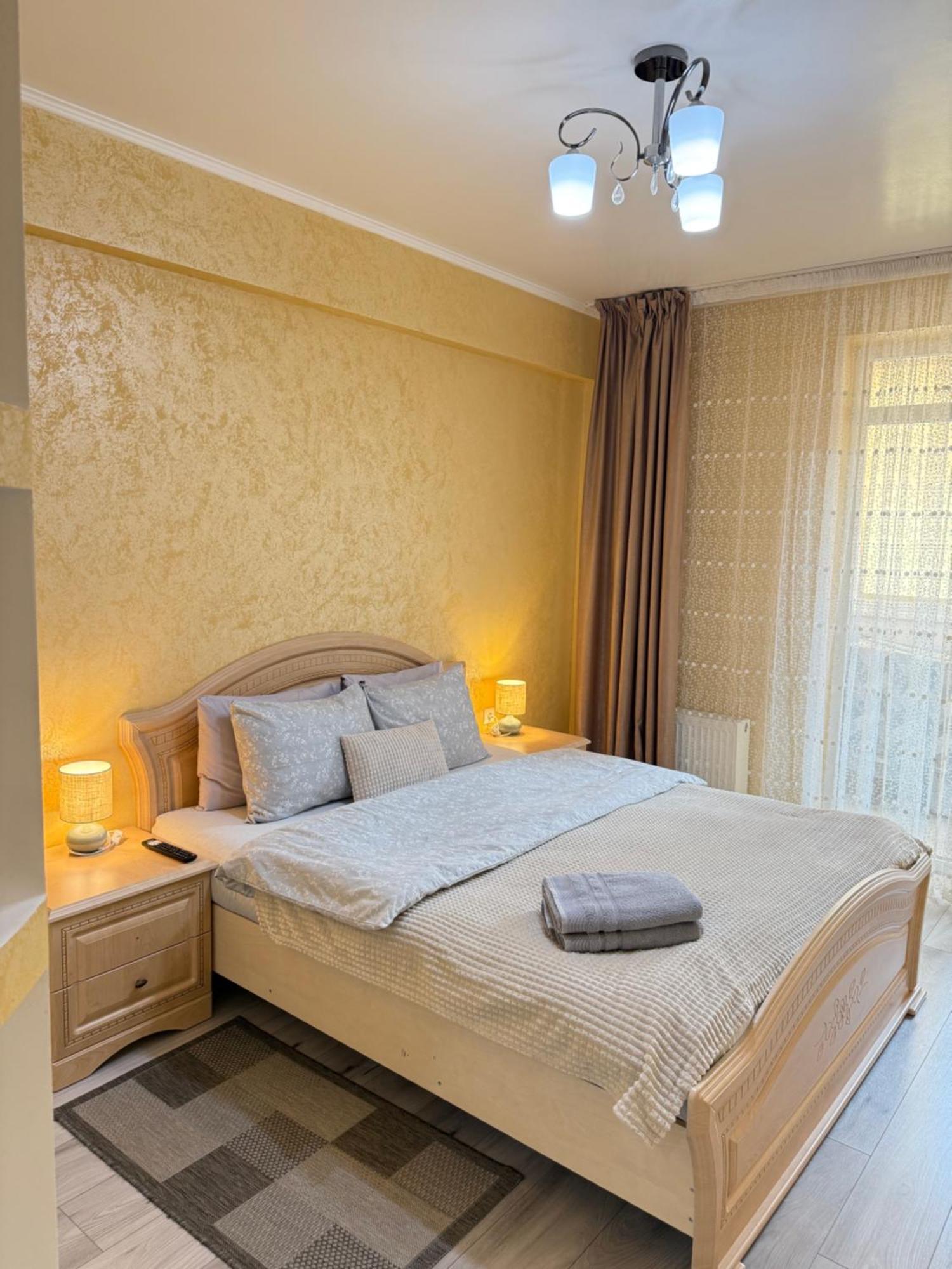 Cozy Two Bedroom Large Apartment คีชีเนา ภายนอก รูปภาพ