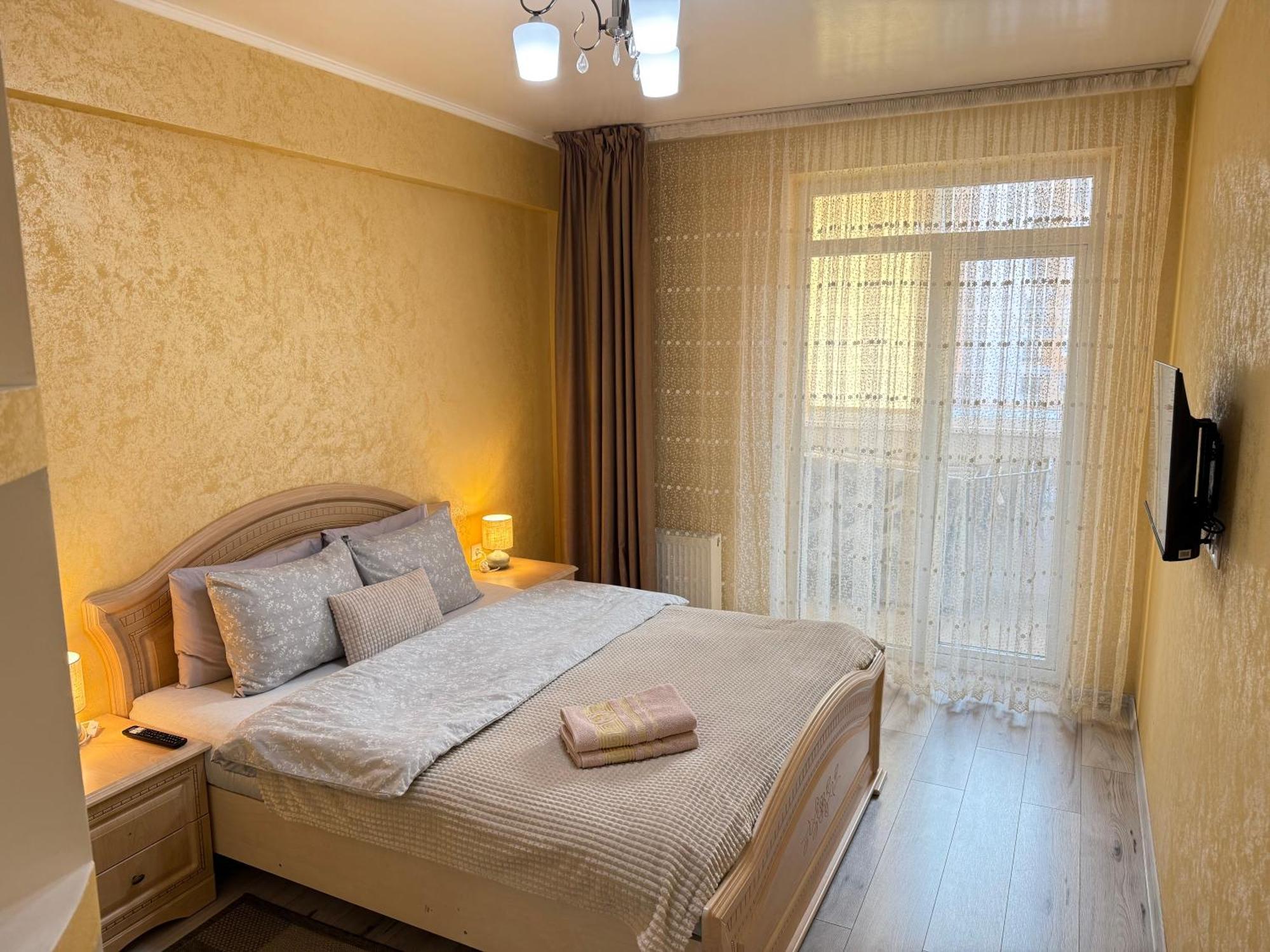 Cozy Two Bedroom Large Apartment คีชีเนา ภายนอก รูปภาพ