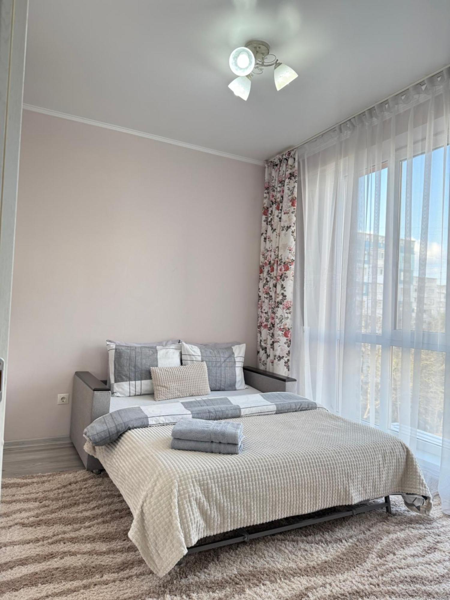 Cozy Two Bedroom Large Apartment คีชีเนา ภายนอก รูปภาพ
