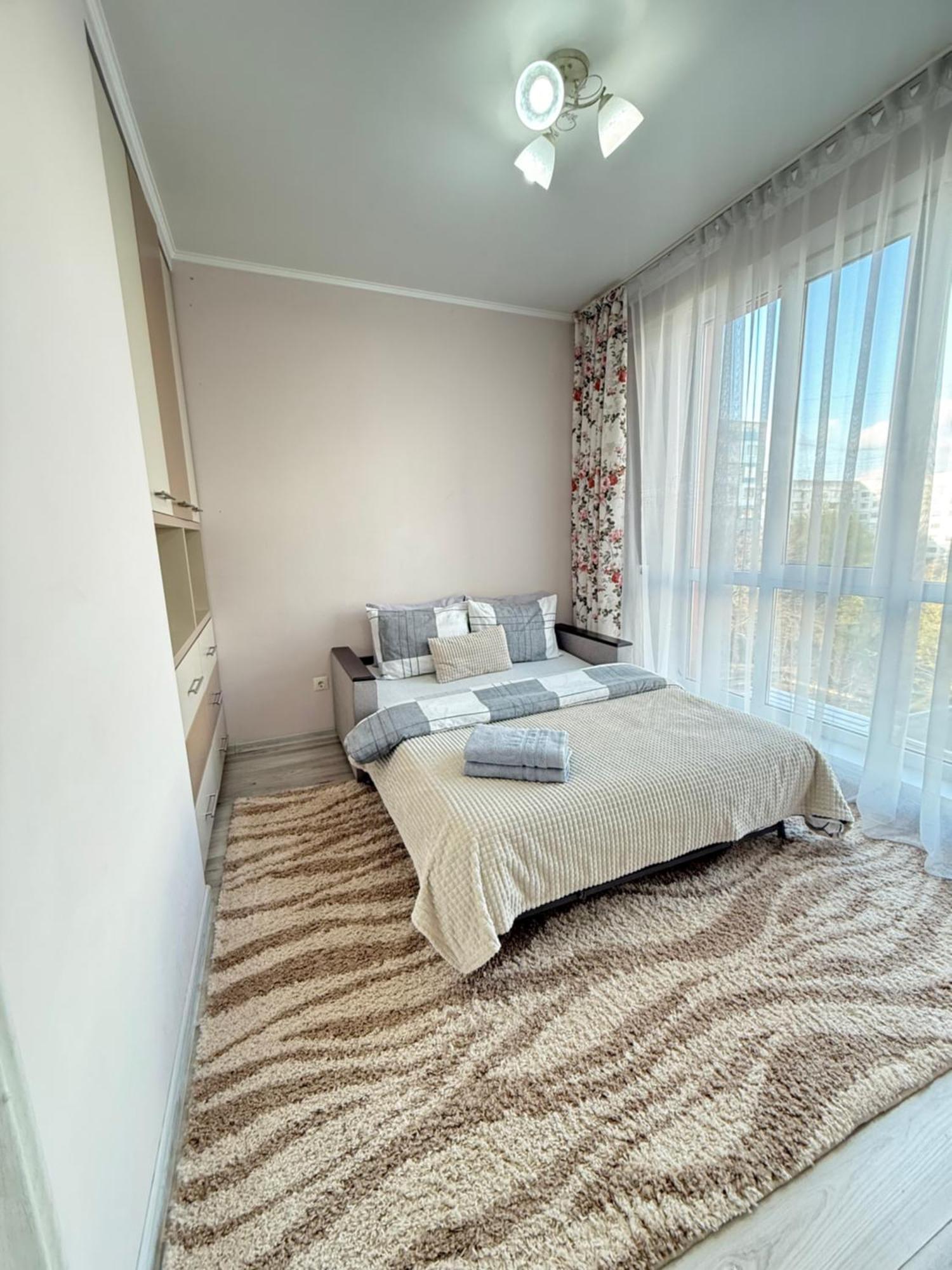 Cozy Two Bedroom Large Apartment คีชีเนา ภายนอก รูปภาพ