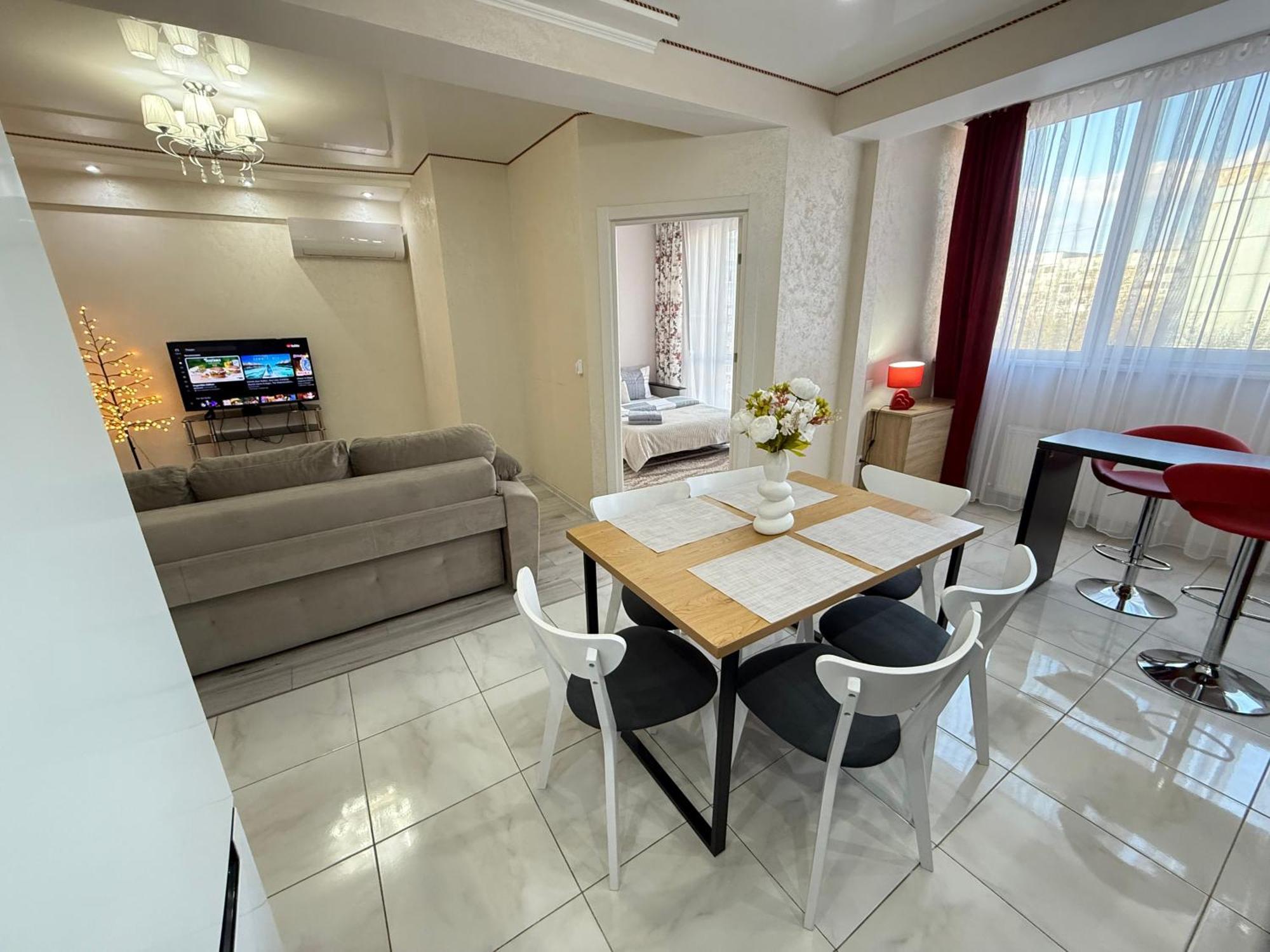 Cozy Two Bedroom Large Apartment คีชีเนา ภายนอก รูปภาพ