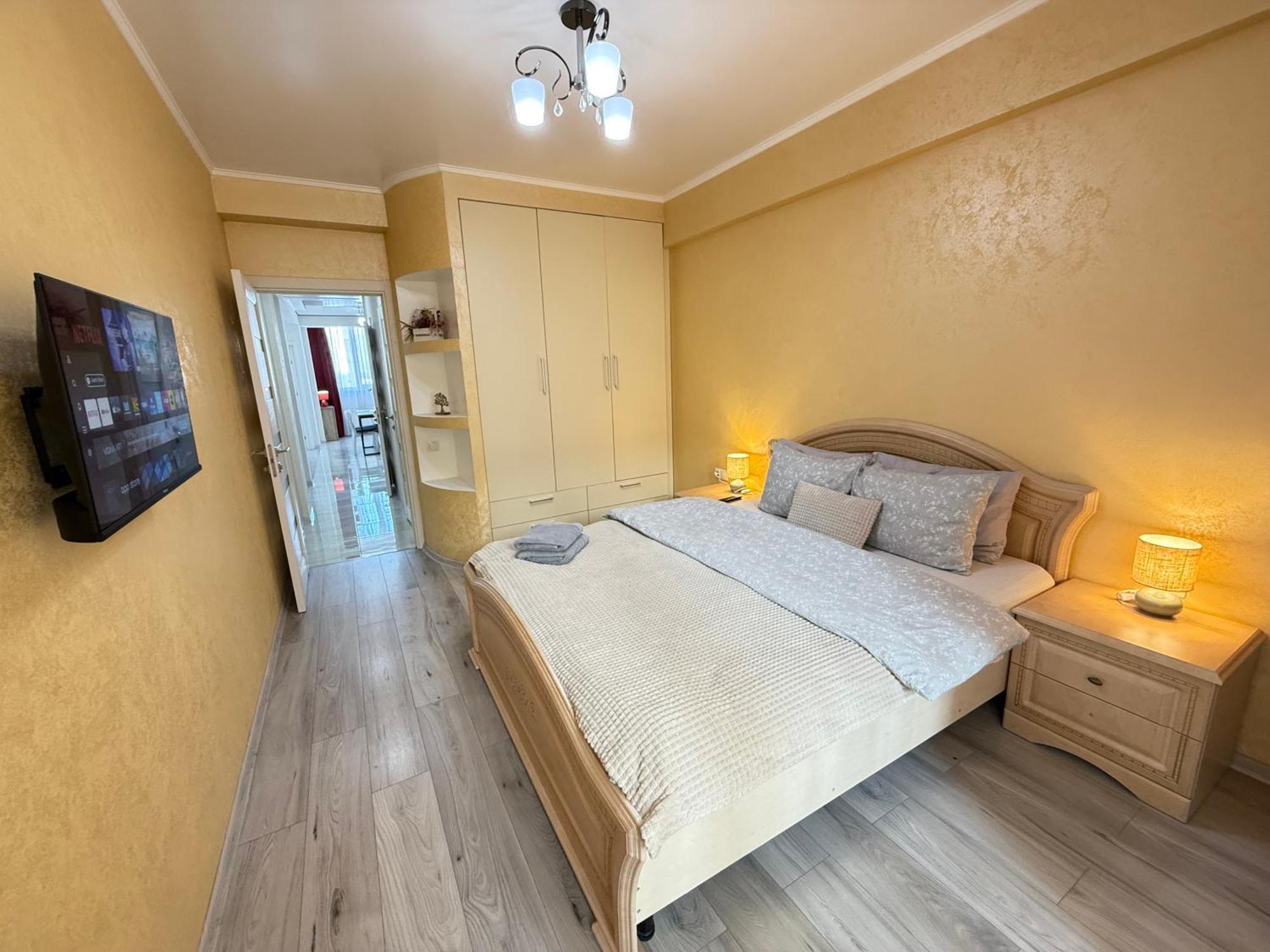 Cozy Two Bedroom Large Apartment คีชีเนา ภายนอก รูปภาพ