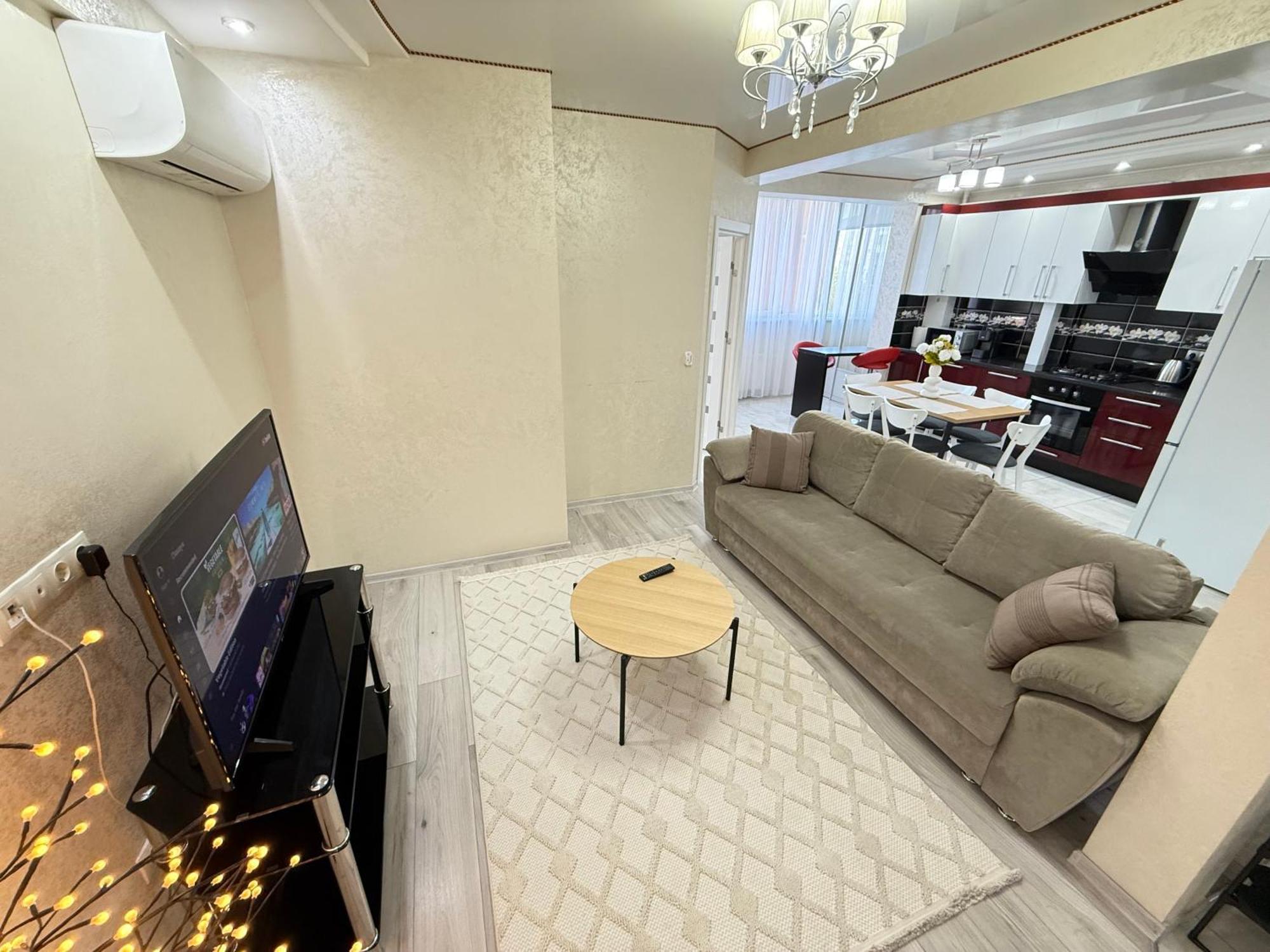 Cozy Two Bedroom Large Apartment คีชีเนา ภายนอก รูปภาพ