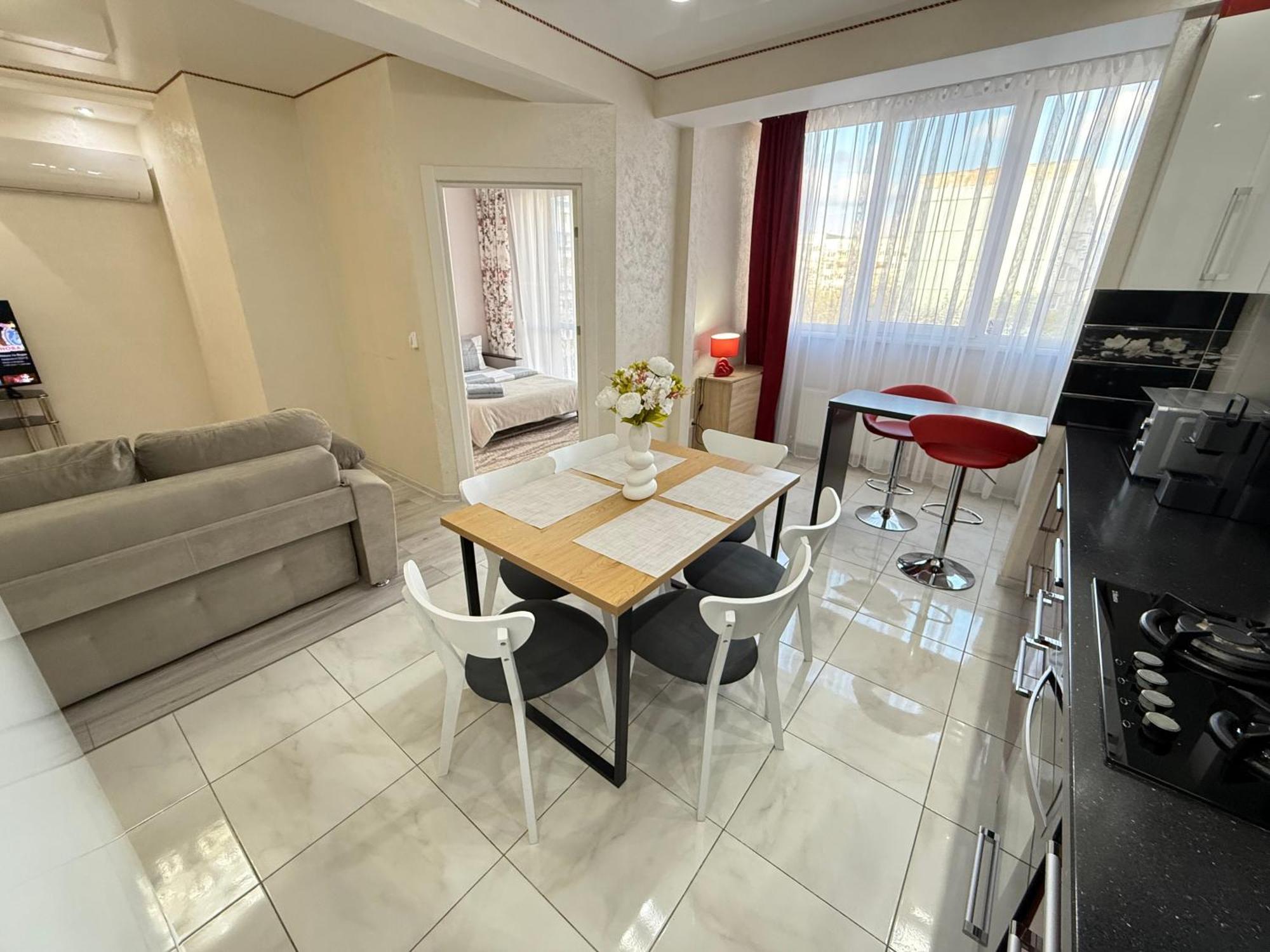 Cozy Two Bedroom Large Apartment คีชีเนา ภายนอก รูปภาพ