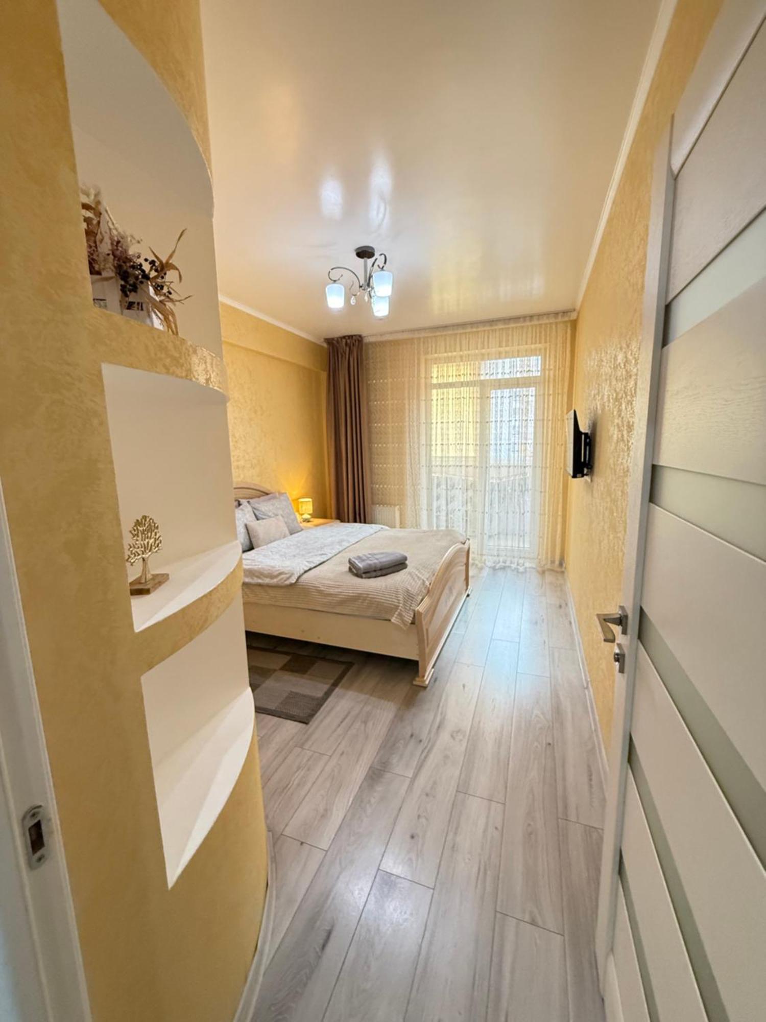Cozy Two Bedroom Large Apartment คีชีเนา ภายนอก รูปภาพ