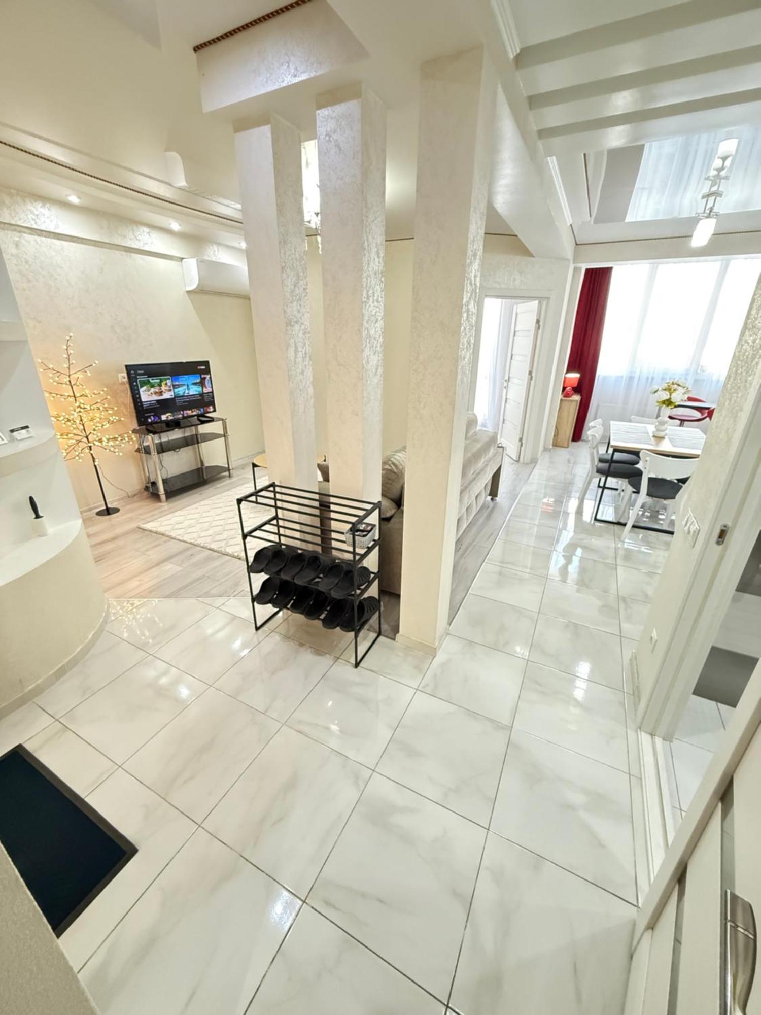 Cozy Two Bedroom Large Apartment คีชีเนา ภายนอก รูปภาพ