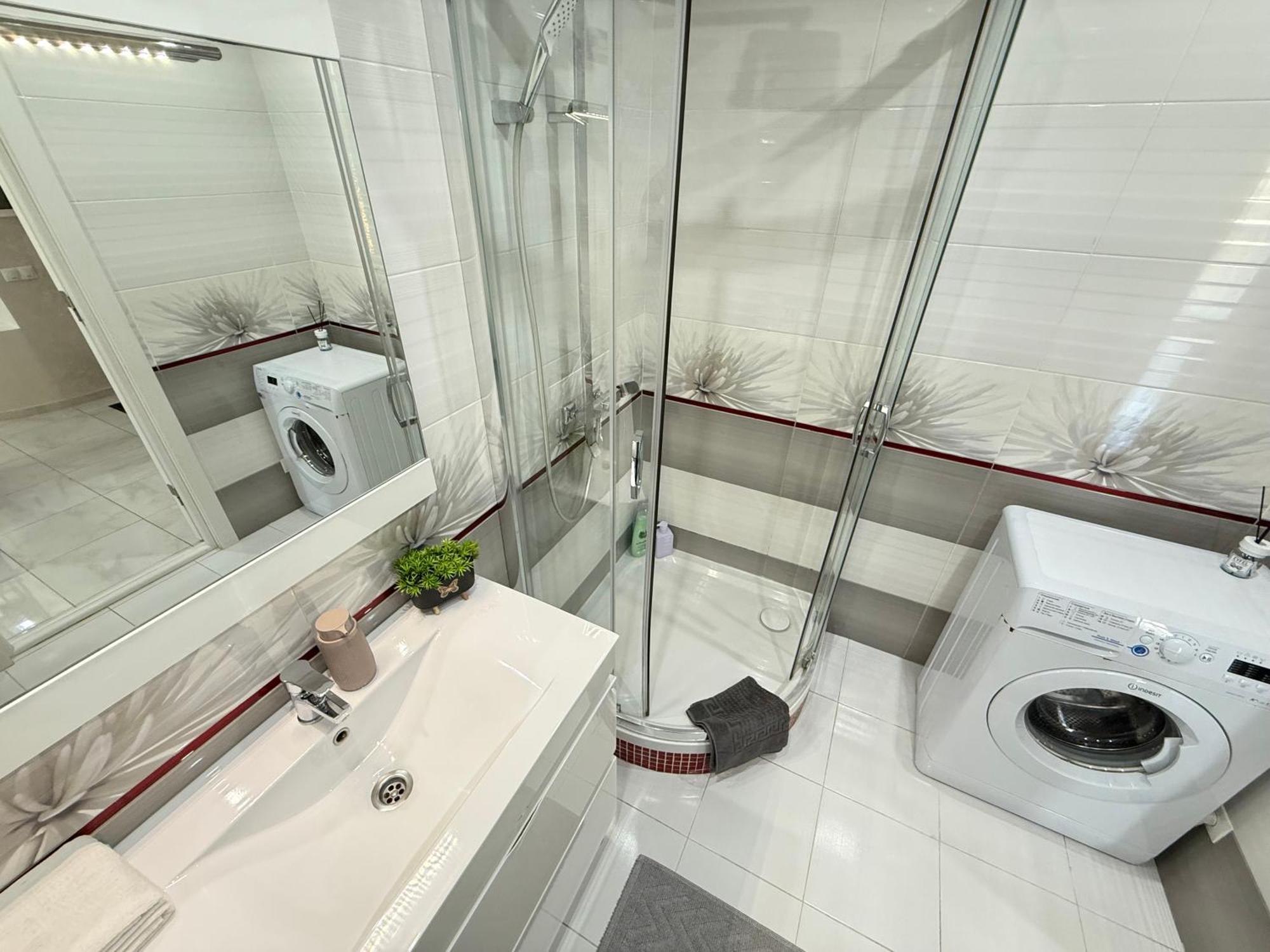 Cozy Two Bedroom Large Apartment คีชีเนา ภายนอก รูปภาพ