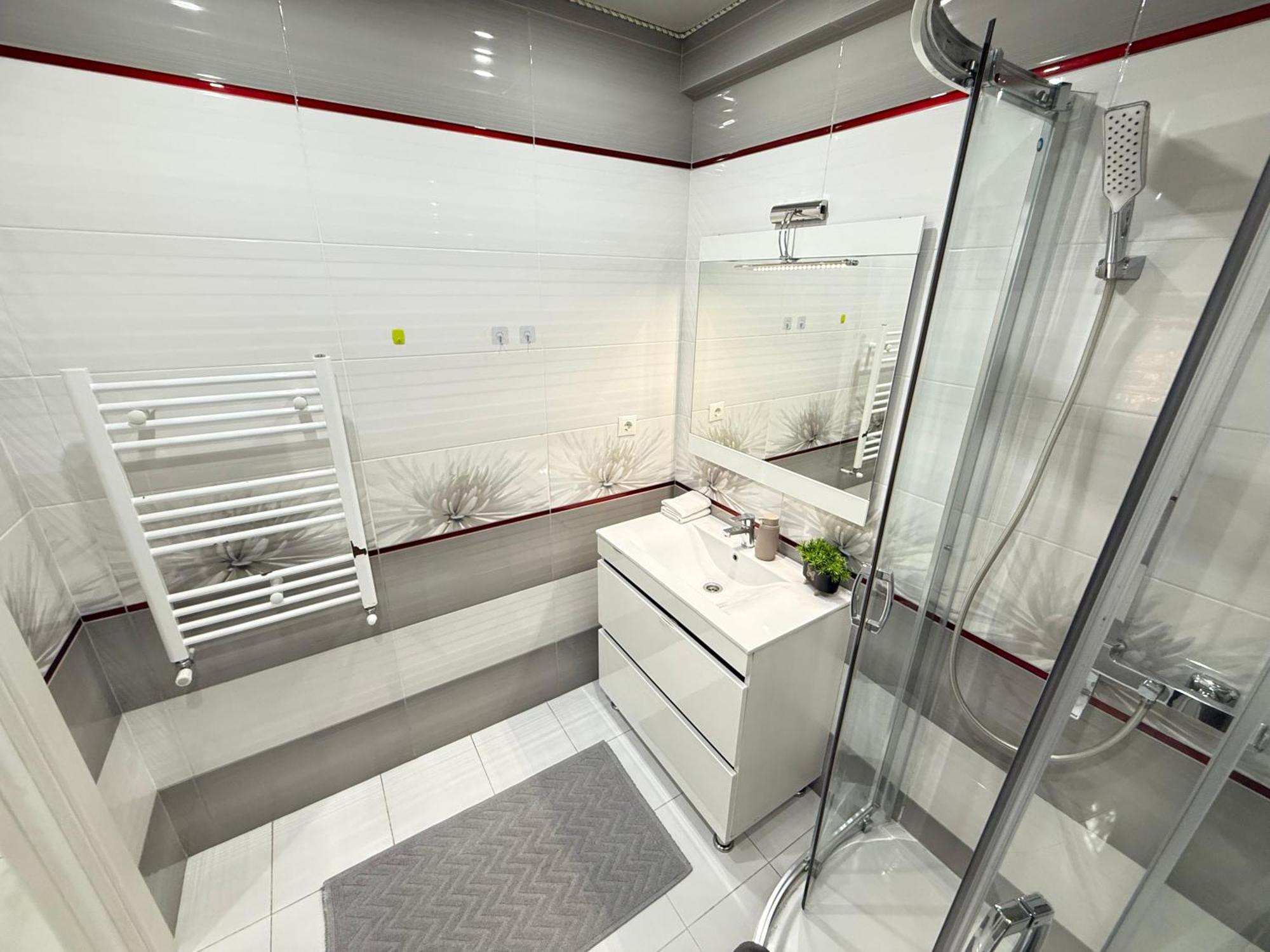 Cozy Two Bedroom Large Apartment คีชีเนา ภายนอก รูปภาพ