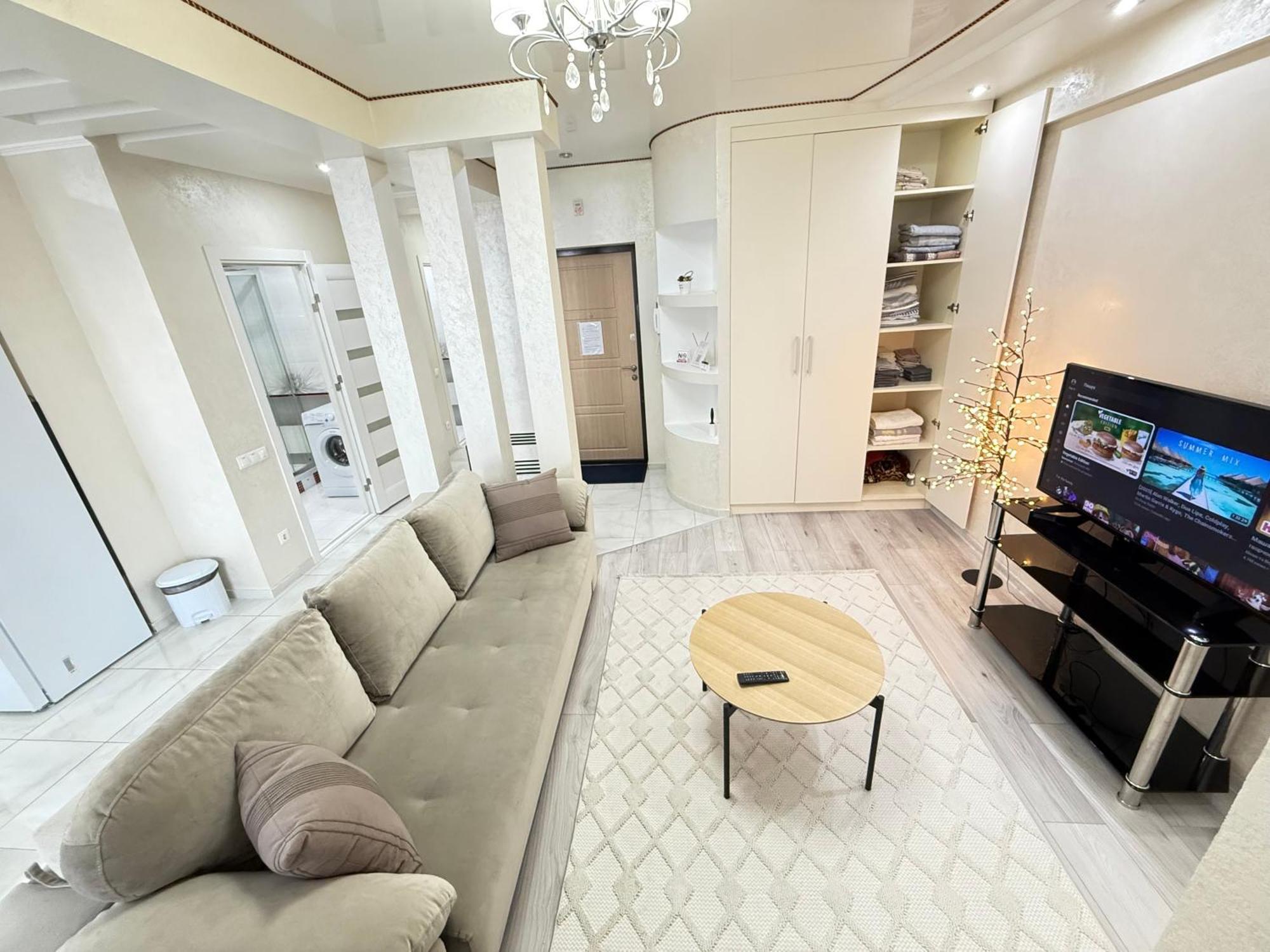 Cozy Two Bedroom Large Apartment คีชีเนา ภายนอก รูปภาพ