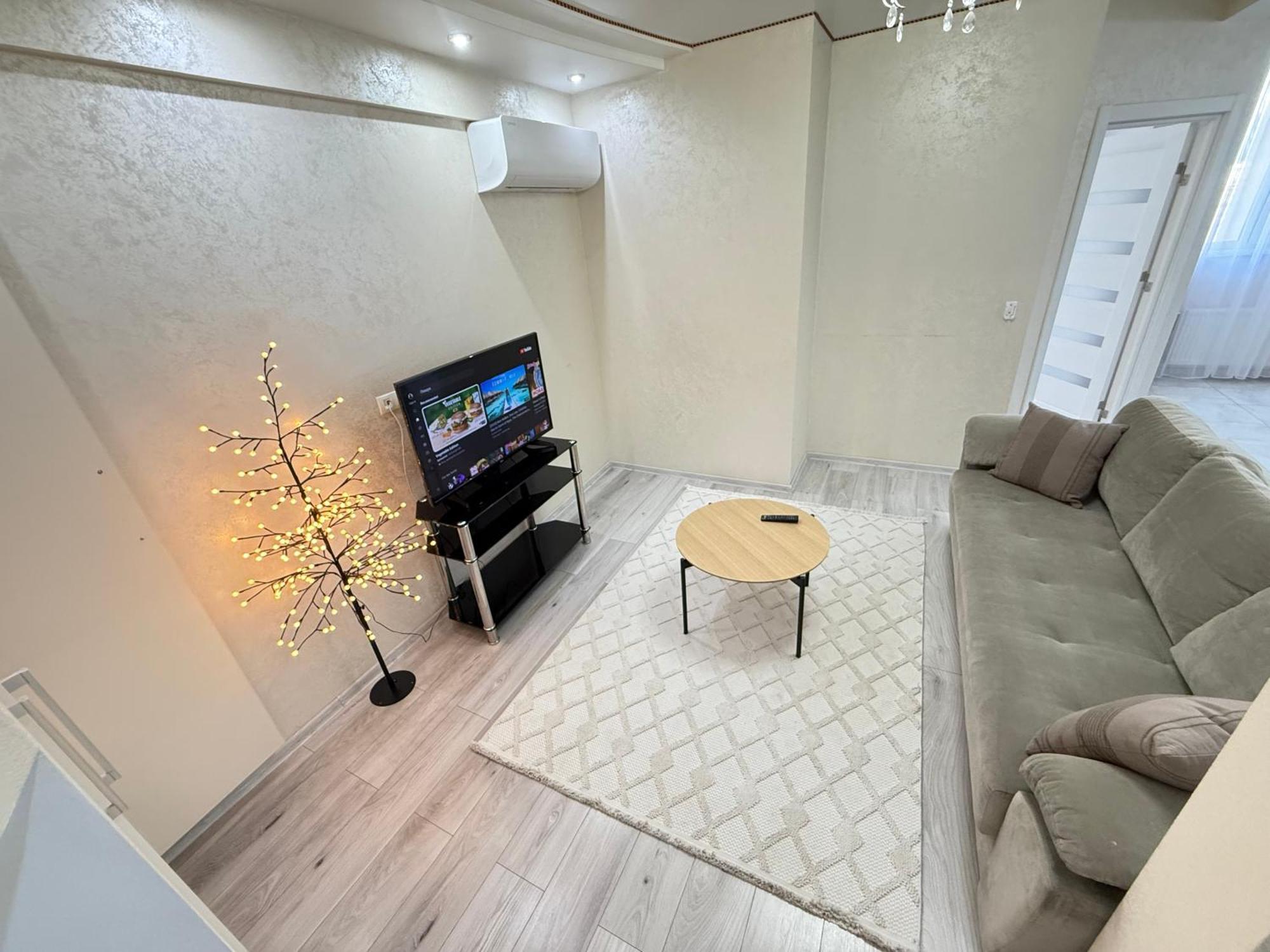 Cozy Two Bedroom Large Apartment คีชีเนา ภายนอก รูปภาพ